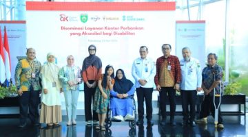 Sekretaris Daerah Provinsi Sumatera Selatan [Sekda Sumsel], Dr Drs H Edward Candra MH meninjau langsung layanan perbankan di Bank Sumsel Babel dalam memberikan pelayanan kepada konsumen penyandang disabilitas, Rabu 22 April 2026.