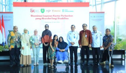 Sekretaris Daerah Provinsi Sumatera Selatan [Sekda Sumsel], Dr Drs H Edward Candra MH meninjau langsung layanan perbankan di Bank Sumsel Babel dalam memberikan pelayanan kepada konsumen penyandang disabilitas, Rabu 22 April 2026.
