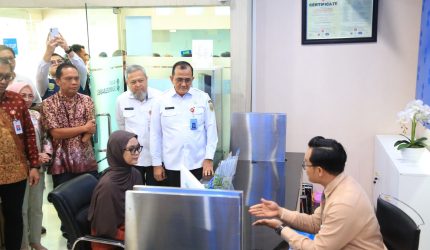 Bank Sumsel Babel [BSB] bersama Otoritas Jasa Keuangan [OJK] Provinsi Sumatera Selatan dan Pemerintah Provinsi Sumatera Selatan menggelar kegiatan bertajuk Diseminasi Layanan Kantor Cabang BPD Sumatera Selatan dan Bangka Belitung yang Aksesibel bagi Penyandang Disabilitas di Kantor Cabang Jakabaring, Rabu 22 April 2026.