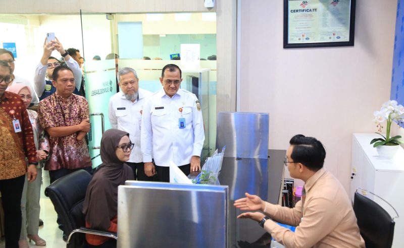 Bank Sumsel Babel [BSB] bersama Otoritas Jasa Keuangan [OJK] Provinsi Sumatera Selatan dan Pemerintah Provinsi Sumatera Selatan menggelar kegiatan bertajuk Diseminasi Layanan Kantor Cabang BPD Sumatera Selatan dan Bangka Belitung yang Aksesibel bagi Penyandang Disabilitas di Kantor Cabang Jakabaring, Rabu 22 April 2026.