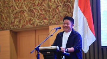 Gubernur Dr H Herman Deru saat memberikan sambutan dalam Seminar Desa Bersinar bagi kepala desa dan perangkat desa se-Kabupaten Musi Banyuasin [Muba] Tahun 2026 yang digelar Harian Sumatera Ekspres di Hotel Aryaduta, Rabu 22 April 2026, malam.