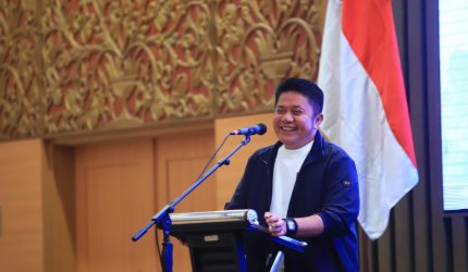 Gubernur Dr H Herman Deru saat memberikan sambutan dalam Seminar Desa Bersinar bagi kepala desa dan perangkat desa se-Kabupaten Musi Banyuasin [Muba] Tahun 2026 yang digelar Harian Sumatera Ekspres di Hotel Aryaduta, Rabu 22 April 2026, malam.