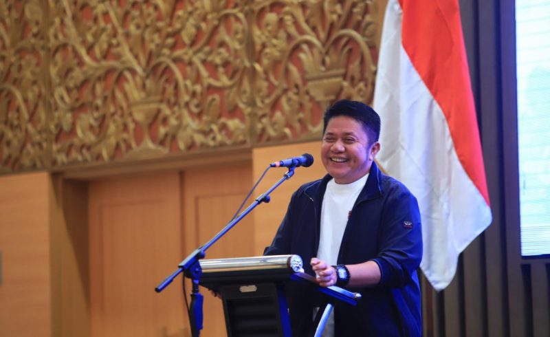 Gubernur Dr H Herman Deru saat memberikan sambutan dalam Seminar Desa Bersinar bagi kepala desa dan perangkat desa se-Kabupaten Musi Banyuasin [Muba] Tahun 2026 yang digelar Harian Sumatera Ekspres di Hotel Aryaduta, Rabu 22 April 2026, malam.