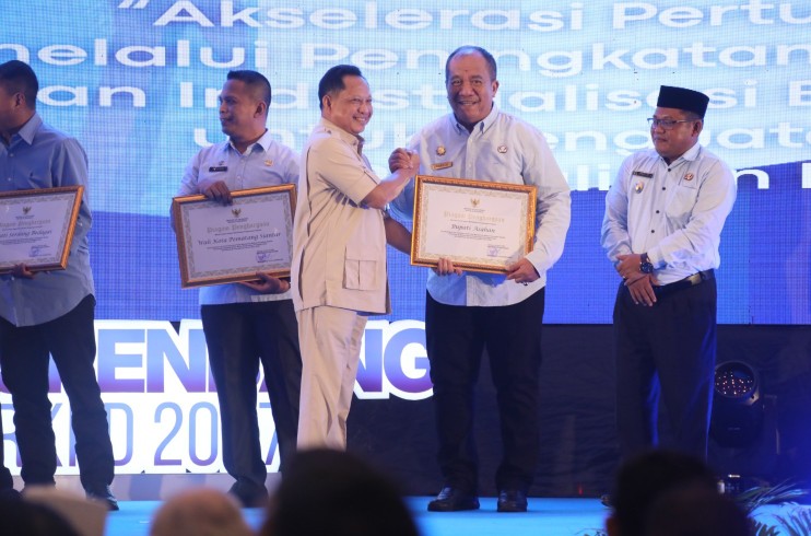 Bupati Asahan Terima Penghargaan dari Mendagri