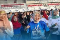 Kepala Dinas Pendidikan Sumatera Selatan, Mondyaboni SE SKom MSi MPd bersama ratusan warga, guru dan siswa melakukan Senam Kriya [Kreasi Sriwijaya]. [Foto: Hasan Basri-WI]