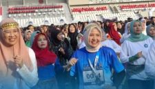 Kepala Dinas Pendidikan Sumatera Selatan, Mondyaboni SE SKom MSi MPd bersama ratusan warga, guru dan siswa melakukan Senam Kriya [Kreasi Sriwijaya]. [Foto: Hasan Basri-WI]