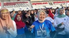 Kepala Dinas Pendidikan Sumatera Selatan, Mondyaboni SE SKom MSi MPd bersama ratusan warga, guru dan siswa melakukan Senam Kriya [Kreasi Sriwijaya]. [Foto: Hasan Basri-WI]