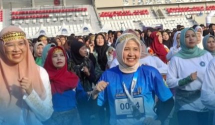 Kepala Dinas Pendidikan Sumatera Selatan, Mondyaboni SE SKom MSi MPd bersama ratusan warga, guru dan siswa melakukan Senam Kriya [Kreasi Sriwijaya].