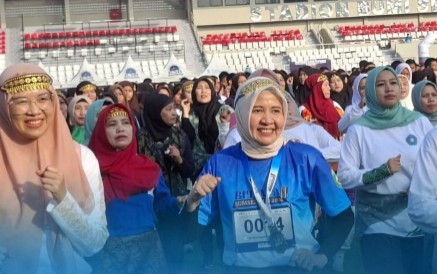 Kepala Dinas Pendidikan Sumatera Selatan, Mondyaboni SE SKom MSi MPd bersama ratusan warga, guru dan siswa melakukan Senam Kriya [Kreasi Sriwijaya]. [Foto: Hasan Basri-WI]