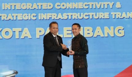 Wali Kota Palembang Ratu Dewa yang dinobatkan menerima penghargaan bergengsi dari Metro TV dalam ajang National Governance Award 2026 bertema Sinergi Nusantara untuk Indonesia Emas, Jumat 24 April 2026, malam.