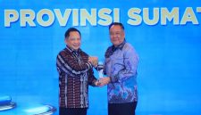 Penghargaan Nasional diserahkan langsung oleh Menteri Dalam Negeri Tito Karnavian kepada Wakil Gubernur Sumsel, Cik Ujang.