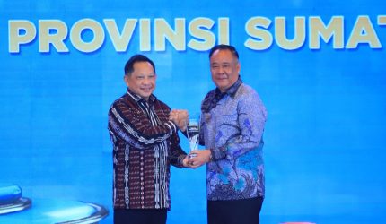 Penghargaan Nasional diserahkan langsung oleh Menteri Dalam Negeri Tito Karnavian kepada Wakil Gubernur Sumsel, Cik Ujang.