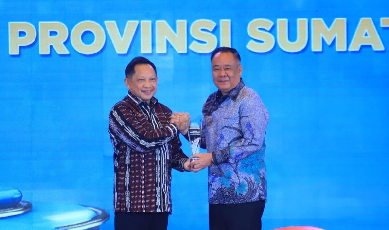 Penghargaan Nasional diserahkan langsung oleh Menteri Dalam Negeri Tito Karnavian kepada Wakil Gubernur Sumsel, Cik Ujang.