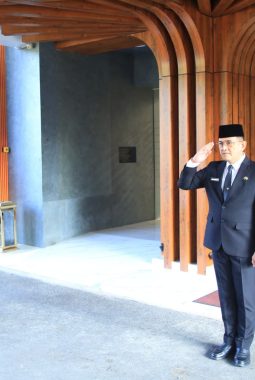 Sekda Sumsel Edward Candra Pimpin Upacara Hari Otonomi Daerah ke-30