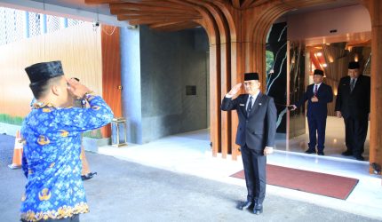 Sekretaris Daerah Provinsi Sumatera Selatan [Sekda Sumsel] Dr Drs H Edward Candra MH memimpin upacara peringatan Hari Otonomi Daerah [Otda] ke-30, digelar di halaman Kantor Gubernur Sumsel, Senin 27 April 2026.