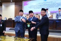 Gubernur Sumatera Selatan, Dr H Herman Deru, bersama Wakil Gubernur H Cik Ujang menghadiri Rapat Paripurna XXXIII [33] DPRD Provinsi Sumatera Selatan dengan agenda penyampaian rekomendasi DPRD terhadap Laporan Keterangan Pertanggungjawaban [LKPJ] Tahun Anggaran [TA] 2025, Senin 27 April 2026.