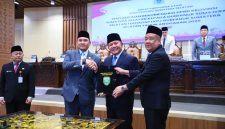 Gubernur Sumatera Selatan, Dr H Herman Deru, bersama Wakil Gubernur H Cik Ujang menghadiri Rapat Paripurna XXXIII [33] DPRD Provinsi Sumatera Selatan dengan agenda penyampaian rekomendasi DPRD terhadap Laporan Keterangan Pertanggungjawaban [LKPJ] Tahun Anggaran [TA] 2025, Senin 27 April 2026.