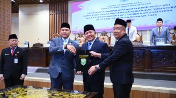 Gubernur Sumatera Selatan, Dr H Herman Deru, bersama Wakil Gubernur H Cik Ujang menghadiri Rapat Paripurna XXXIII [33] DPRD Provinsi Sumatera Selatan dengan agenda penyampaian rekomendasi DPRD terhadap Laporan Keterangan Pertanggungjawaban [LKPJ] Tahun Anggaran [TA] 2025, Senin 27 April 2026.