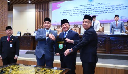 Gubernur Sumatera Selatan, Dr H Herman Deru, bersama Wakil Gubernur H Cik Ujang menghadiri Rapat Paripurna XXXIII [33] DPRD Provinsi Sumatera Selatan dengan agenda penyampaian rekomendasi DPRD terhadap Laporan Keterangan Pertanggungjawaban [LKPJ] Tahun Anggaran [TA] 2025, Senin 27 April 2026.