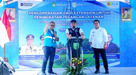 GM PLN UID S2JB Diksi Erfani Umar, bersama Gubernur Sumsel Herman Deru dan Bupati Banyuasin Askolani Jasi meresmikan pengoperasian Grid Extension untuk peningkatan tegangan layanan listrik bagi warga Kenten Laut, Kabupaten Banyuasin, Selasa 28 April 2026.