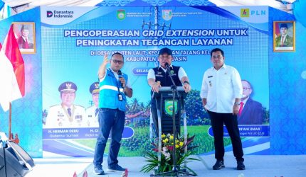 GM PLN UID S2JB Diksi Erfani Umar, bersama Gubernur Sumsel Herman Deru dan Bupati Banyuasin Askolani Jasi meresmikan pengoperasian Grid Extension untuk peningkatan tegangan layanan listrik bagi warga Kenten Laut, Kabupaten Banyuasin, Selasa 28 April 2026.