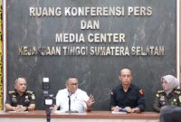 Kepala Kejari Sumsel Dr Ketut Sumedana memberikan keterangan pers soal penanganan dua perkara sekaligus dalam satu hari soal obstruction of justice hingga korupsi KUR pada Selasa 28 April 2026.