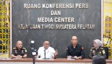 Kepala Kejari Sumsel Dr Ketut Sumedana memberikan keterangan pers soal penanganan dua perkara sekaligus dalam satu hari soal obstruction of justice hingga korupsi KUR pada Selasa 28 April 2026.