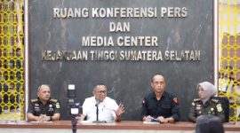 Kepala Kejari Sumsel Dr Ketut Sumedana memberikan keterangan pers soal penanganan dua perkara sekaligus dalam satu hari soal obstruction of justice hingga korupsi KUR pada Selasa 28 April 2026.
