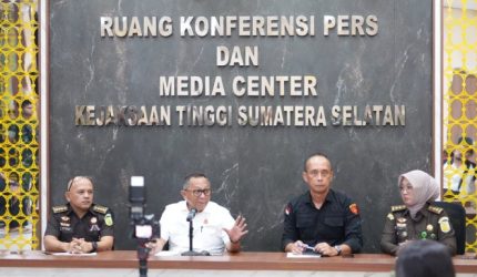 Kepala Kejari Sumsel Dr Ketut Sumedana memberikan keterangan pers soal penanganan dua perkara sekaligus dalam satu hari soal obstruction of justice hingga korupsi KUR pada Selasa 28 April 2026.