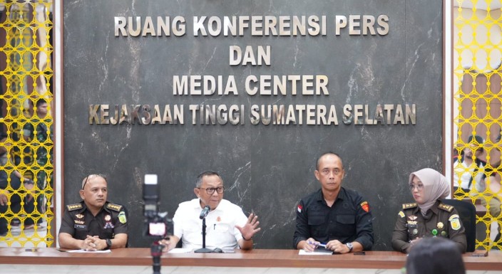 Kepala Kejari Sumsel Dr Ketut Sumedana memberikan keterangan pers soal penanganan dua perkara sekaligus dalam satu hari soal obstruction of justice hingga korupsi KUR pada Selasa 28 April 2026.