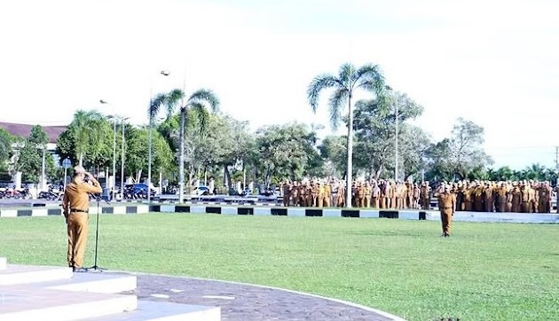 Sekretaris Daerah Kota Prabumulih, H Elman ST MM memimpin apel mingguan dan diikuti oleh seluruh Aparatur Sipil Negara [ASN] di lingkungan Pemerintah Kota Prabumulih.