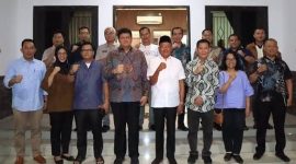 Wali Kota Prabumulih H Arlan saat menerima audiensi Kementerian Lingkungan Hidup/Badan Pengendalian Lingkungan Hidup di Guest House Rumah Dinas Wali Kota Prabumulih, Kamis 16 April 2026.