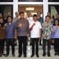 Wali Kota Prabumulih H Arlan saat menerima audiensi Kementerian Lingkungan Hidup/Badan Pengendalian Lingkungan Hidup di Guest House Rumah Dinas Wali Kota Prabumulih, Kamis 16 April 2026.