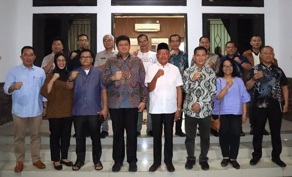 Wali Kota Prabumulih H Arlan saat menerima audiensi Kementerian Lingkungan Hidup/Badan Pengendalian Lingkungan Hidup di Guest House Rumah Dinas Wali Kota Prabumulih, Kamis 16 April 2026.