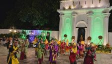 Komunitas Seniman Tari Sumatera Selatan [KASTA Sumsel] kembali menghadirkan peringatan Hari Tari Dunia melalui sebuah pertunjukan kolosal bertajuk “Gaung Genderang Darussalam” digelar di kawasan Lawang Borotan pada Selasa 28 April 2026.