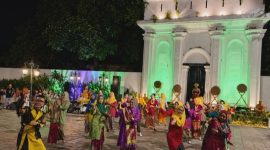 Komunitas Seniman Tari Sumatera Selatan [KASTA Sumsel] kembali menghadirkan peringatan Hari Tari Dunia melalui sebuah pertunjukan kolosal bertajuk “Gaung Genderang Darussalam” digelar di kawasan Lawang Borotan pada Selasa 28 April 2026.