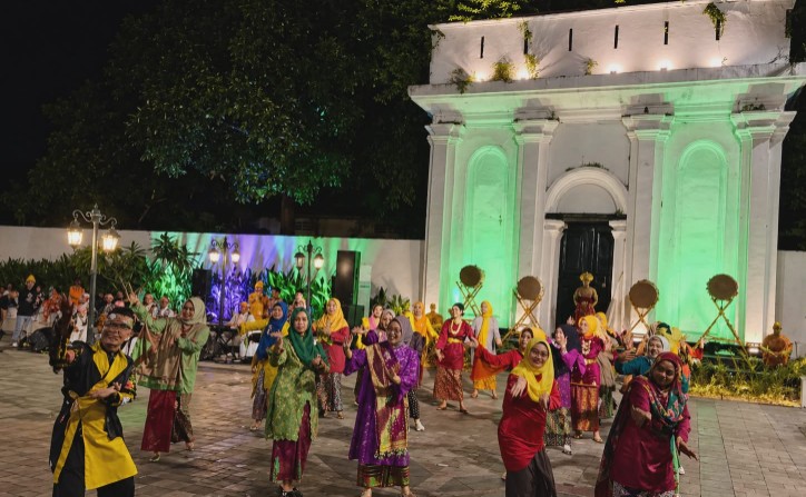 Komunitas Seniman Tari Sumatera Selatan [KASTA Sumsel] kembali menghadirkan peringatan Hari Tari Dunia melalui sebuah pertunjukan kolosal bertajuk “Gaung Genderang Darussalam” digelar di kawasan Lawang Borotan pada Selasa 28 April 2026.