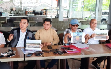 Kuasa Hukum Lahmudin, Suwito Winoto SH MH, bersama Desri Nago SH, beserta rekan sejawat memberikan keterangan pers soal konflik sengketa agraria pada Kamis 30 April 2026.