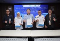 Penandatanganan Perjanjian Kerja Sama [PKS] soal kemudahan akses kredit antara Pelaksana Sementara Direktur Utama Bank Sumsel Babel, Marzuki, Kepala Dinas Pendidikan Provinsi Sumatera Selatan Hj Mondyaboni, serta Sekretaris Dinas Pendidikan Kota Palembang HM Heru Hermawan mewakili kepala dinas, berlangsung pada Rabu 29 April 2026, di Kantor Pusat Bank Sumsel Babel.