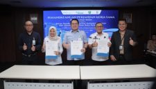 Penandatanganan Perjanjian Kerja Sama [PKS] soal kemudahan akses kredit antara Pelaksana Sementara Direktur Utama Bank Sumsel Babel, Marzuki, Kepala Dinas Pendidikan Provinsi Sumatera Selatan Hj Mondyaboni, serta Sekretaris Dinas Pendidikan Kota Palembang HM Heru Hermawan mewakili kepala dinas, berlangsung pada Rabu 29 April 2026, di Kantor Pusat Bank Sumsel Babel.