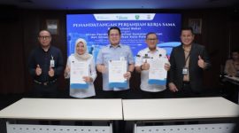 Penandatanganan Perjanjian Kerja Sama [PKS] soal kemudahan akses kredit antara Pelaksana Sementara Direktur Utama Bank Sumsel Babel, Marzuki, Kepala Dinas Pendidikan Provinsi Sumatera Selatan Hj Mondyaboni, serta Sekretaris Dinas Pendidikan Kota Palembang HM Heru Hermawan mewakili kepala dinas, berlangsung pada Rabu 29 April 2026, di Kantor Pusat Bank Sumsel Babel.