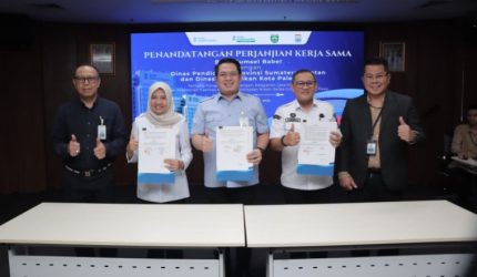 Penandatanganan Perjanjian Kerja Sama [PKS] soal kemudahan akses kredit antara Pelaksana Sementara Direktur Utama Bank Sumsel Babel, Marzuki, Kepala Dinas Pendidikan Provinsi Sumatera Selatan Hj Mondyaboni, serta Sekretaris Dinas Pendidikan Kota Palembang HM Heru Hermawan mewakili kepala dinas, berlangsung pada Rabu 29 April 2026, di Kantor Pusat Bank Sumsel Babel.