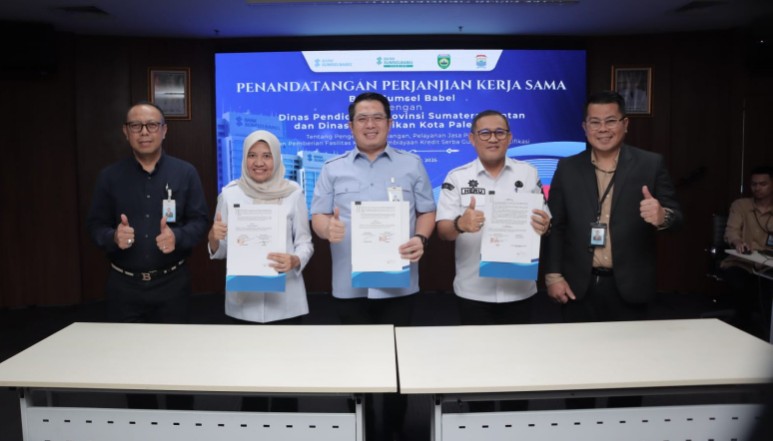 Penandatanganan Perjanjian Kerja Sama [PKS] soal kemudahan akses kredit antara Pelaksana Sementara Direktur Utama Bank Sumsel Babel, Marzuki, Kepala Dinas Pendidikan Provinsi Sumatera Selatan Hj Mondyaboni, serta Sekretaris Dinas Pendidikan Kota Palembang HM Heru Hermawan mewakili kepala dinas, berlangsung pada Rabu 29 April 2026, di Kantor Pusat Bank Sumsel Babel.