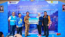 Peresmian penyalaan listrik desa Sungai Jeruju OKI dihadiri oleh anggota Komisi XII DPR RI Dewi Yustisiana, Wakil Bupati OKI Supriyanto, serta General Manager PLN UID S2JB Diksi Erfani Umar.