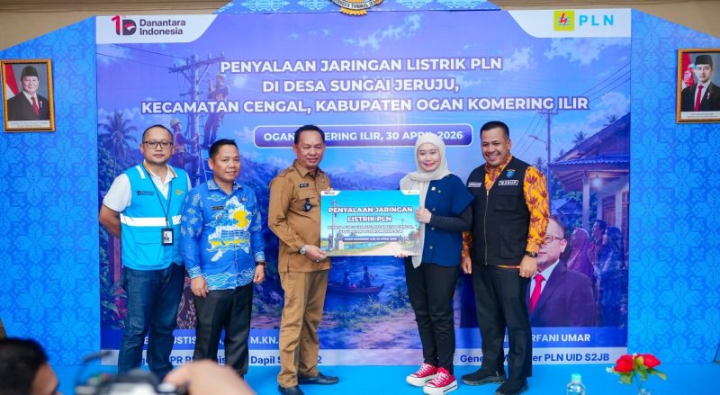 Peresmian penyalaan listrik desa Sungai Jeruju OKI dihadiri oleh anggota Komisi XII DPR RI Dewi Yustisiana, Wakil Bupati OKI Supriyanto, serta General Manager PLN UID S2JB Diksi Erfani Umar.