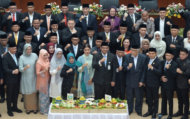 Bupati Asahan, Taufik Zainal Abidin Siregar menghadiri kegiatan Sosialisasi Pencabutan Perizinan Berusaha Pemanfaatan Hutan [PBPH]. Acara berlangsung di Aula Raja Inal Siregar Kantor Gubernur Sumatera Utara, Kamis 16 April 2026, pagi.
