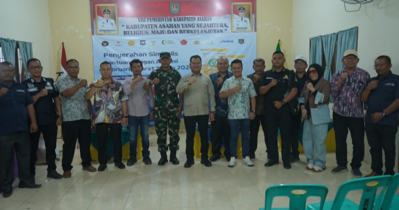 Wakil Bupati Asahan, Rianto, secara simbolis menyerahkan bantuan sosial pangan di Aula Kantor Camat Bandar Pulau, Kamis 30 April 2026, sekitar pukul 10.00 WIB. Kegiatan ini merupakan bagian dari penyaluran bantuan tahapan periode Februari–Maret 2026.
