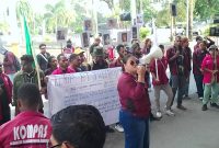 Aksi unjuk rasa puluhan masaa dari Komunitas Mahasiswa Papua Sriwijaya [KOMPAS] di depan Kantor DPRD Sumatera Selatan [Sumsel] pada Selasa 7 April 2026.