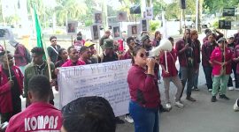 Aksi unjuk rasa puluhan masaa dari Komunitas Mahasiswa Papua Sriwijaya [KOMPAS] di depan Kantor DPRD Sumatera Selatan [Sumsel] pada Selasa 7 April 2026.