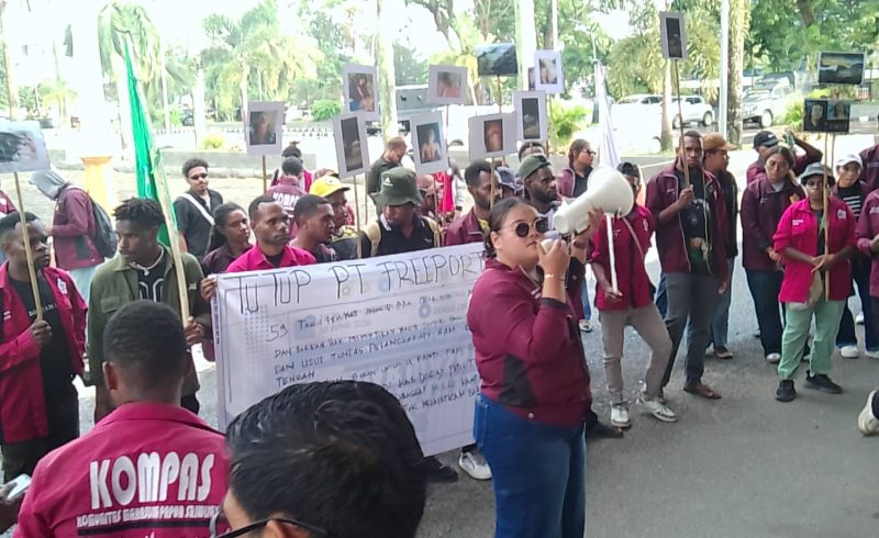 Aksi unjuk rasa puluhan masaa dari Komunitas Mahasiswa Papua Sriwijaya [KOMPAS] di depan Kantor DPRD Sumatera Selatan [Sumsel] pada Selasa 7 April 2026.